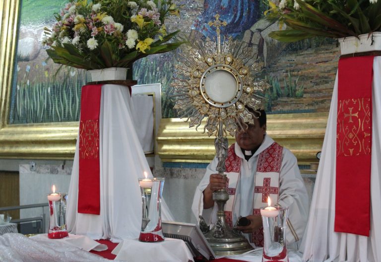 Todas las parroquias mexicanas celebrarán horas santas por Francisco