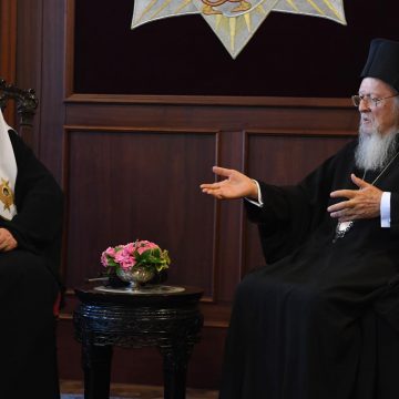 Kirill, patriarca de Moscú, y el patriarca ecuménico Bartolomé I, durante su encuentro en Estambul