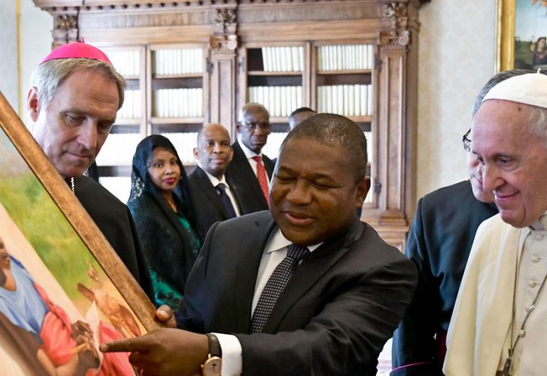 Francisco con el presidente de Mozambique