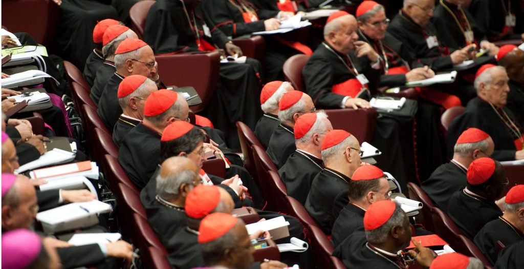 Los obispos en el aula sinodal