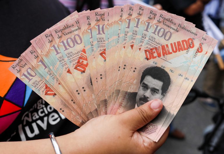Falsos billetes con el rostro de Nicolás Maduro, durante una protesta contra el Gobierno venezolano