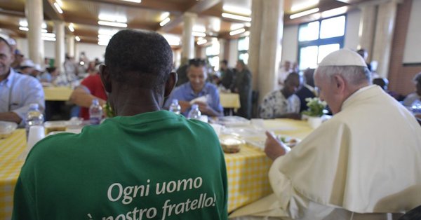 Francisco, comiendo con presos e inmigrante en Misión Esperanza durante su visita a Palermo el 15 septiembre 2018