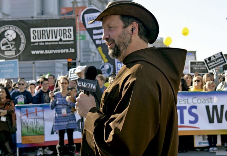 Un reportero de EWTN cubriendo la marcha por la vida de la Costa Oeste en Estados Unidos