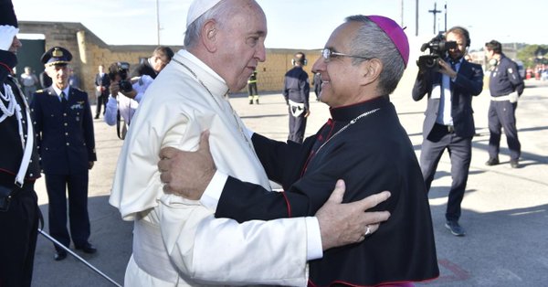 Francisco abraza a Rosario Gisana, obispo de Piazza Armerina