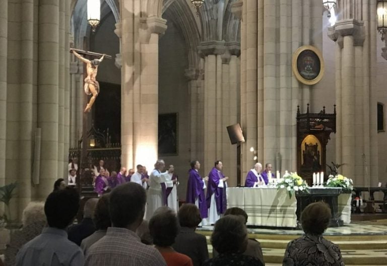 El cardenal Carlos Osoro preside el funeral por Anastasio Gil