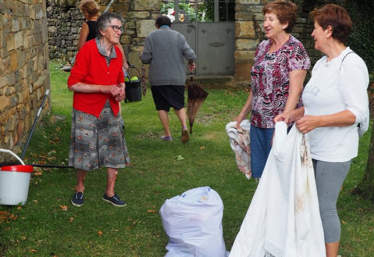 Mujeres de Buesa (Huesca), después de limpiar la iglesia de pueblo, afectada por las lluvias y nieves del invierno. Agosto de 2018