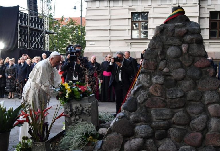 Francisco, ante el monumento a las víctimas de los totalitarismos en Lituania/EFE
