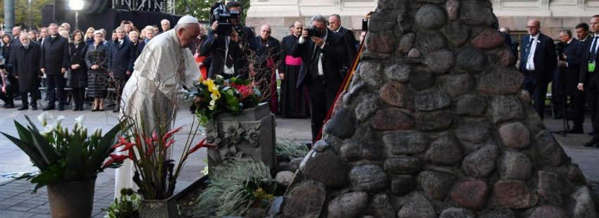Francisco, ante el monumento a las víctimas de los totalitarismos en Lituania/EFE