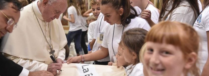 Francisco firma carteles del congreso teología y ternura en una audiencia con sus asistente en el