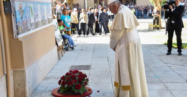 El Papa reza ante el lugar en el que fue asesinado don Pino Puglisi hace 25 años, durante su visita a Palermo el 15 de septiembre de 2018