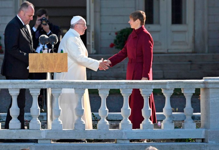 El papa Francisco saluda a la presidenta de Estonia, Kersti Kaljulaid