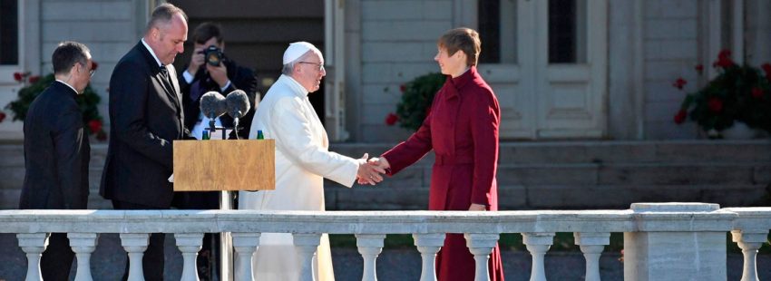El papa Francisco saluda a la presidenta de Estonia, Kersti Kaljulaid