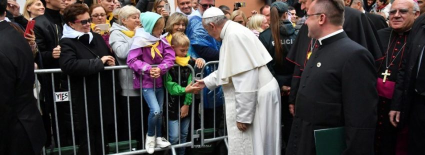 El Papa, a su llegada a la Basílica de Nuestra Señora de la Misericordia