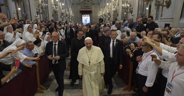 El papa Francisco entra en la catedral de Palermo durante su visita el 15 de septiembre de 2018