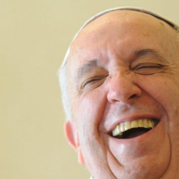 El Papa Francisco, riéndose
