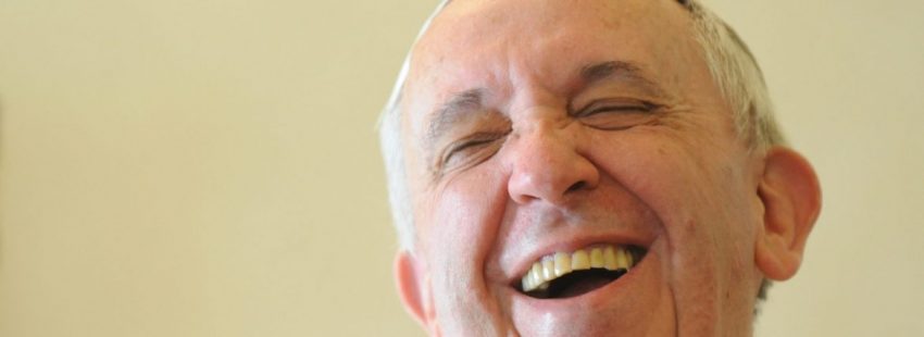 El Papa Francisco, riéndose