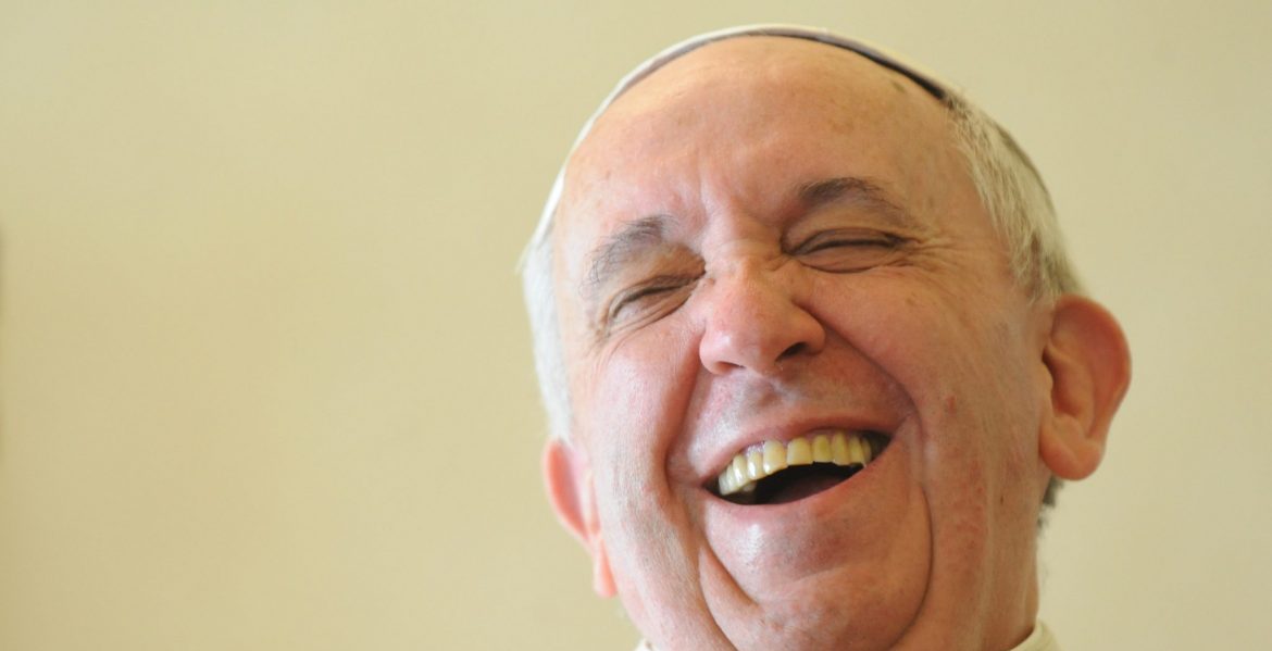 El Papa Francisco, riéndose