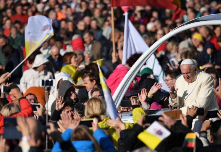 El Papa se dio un baño de multitudes en su eucaristía en Kaunas/EFE