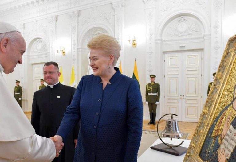 El Papa, con la presidenta de Lituania, Dalia Grybauskaite