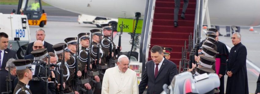 El Papa, en el aeropuerto de Riga
