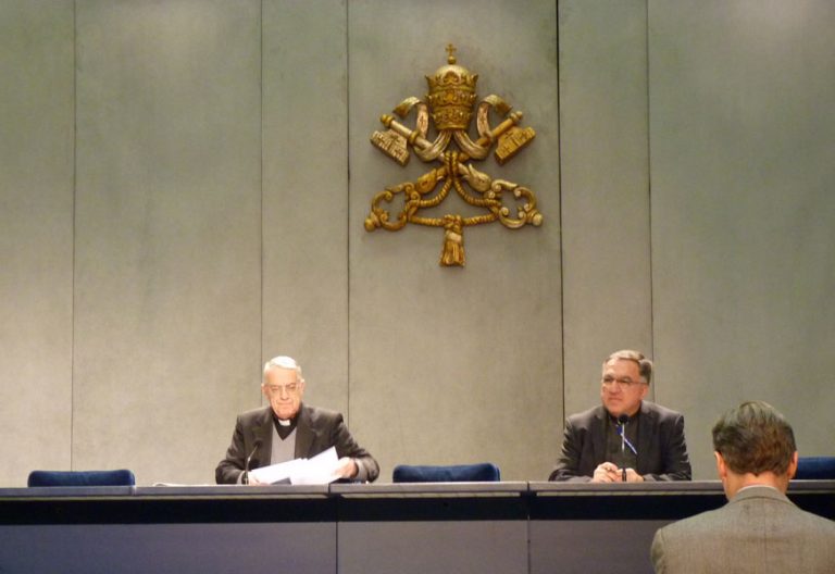 Federico Lombardi y Thomas Rosica