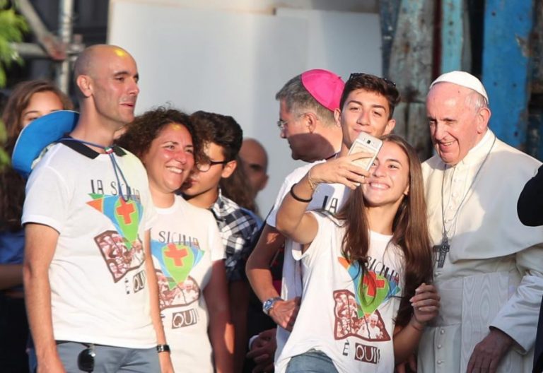 El papa Francisco se hace un selfie con los jóvenes en Palermo