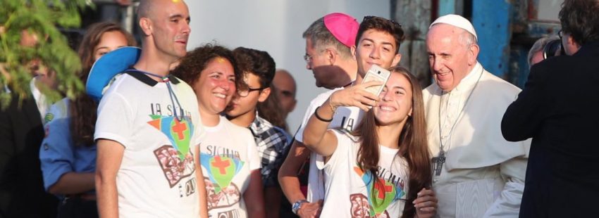 El papa Francisco se hace un selfie con los jóvenes en Palermo