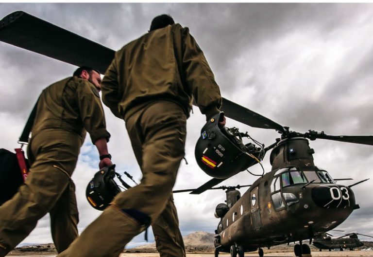 Dos soldados del Ejército del Aire en una fotografía difundida por el Ministerio de Defensa de