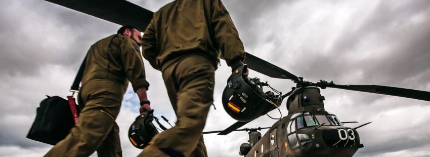 Dos soldados del Ejército del Aire en una fotografía difundida por el Ministerio de Defensa de