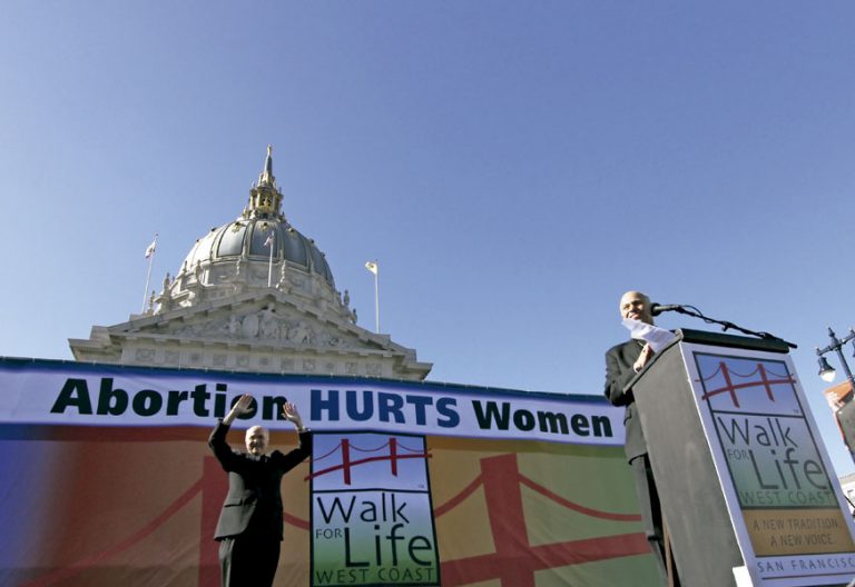 Carlo Maria Viganò, ex nuncio en Estados Unidos, en una marcha provida