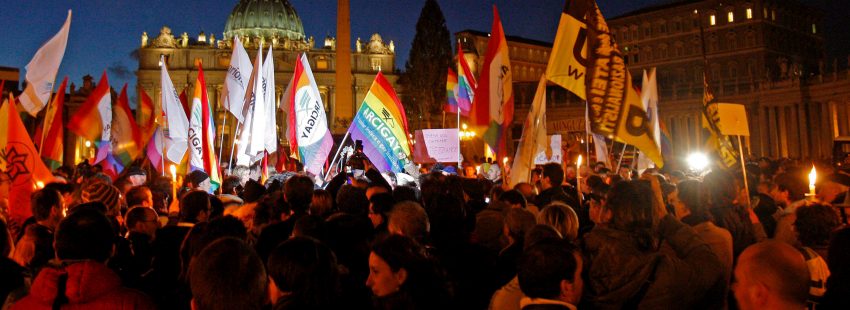 Manifestación de colectivos gais en la Plaza de San Pedro