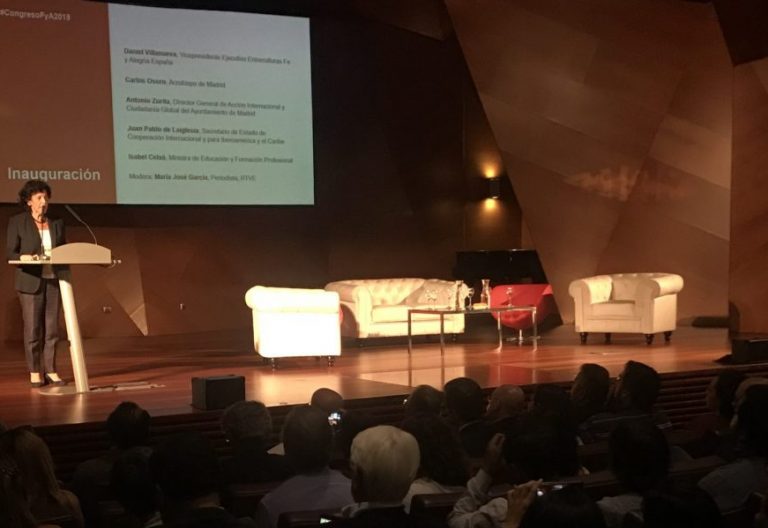 La ministra de Educación, Isabel Celaá, en el congreso de Fe y Alegría en Madrid