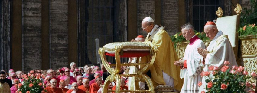 Pablo VI durante una ceremonia en la Plaza de San Pedro
