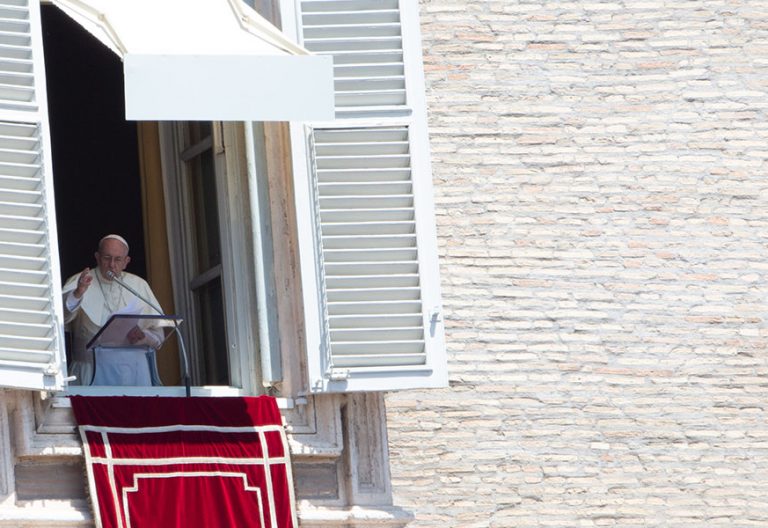 La Iglesia debe estar cercana “ante las relaciones rotas”, reclama Francisco en el Ángelus