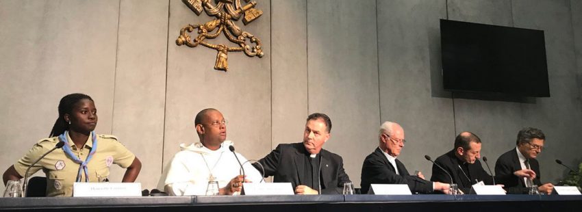 Ángel Fernández Artime, rector mayor de los Salesianos, en el Sínodo