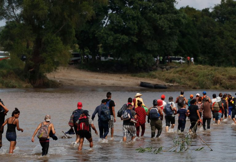 La Caravana de Migrantes a su paso por el río que separa Guatemala de México