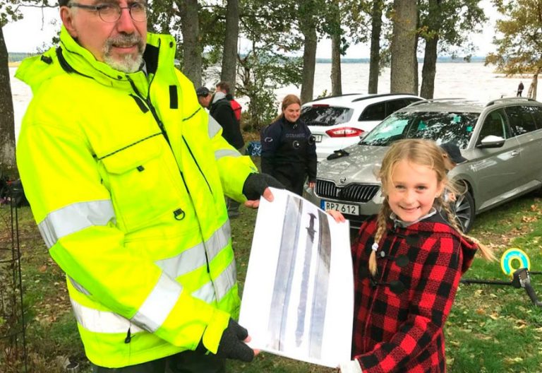 Niña descubre una espada