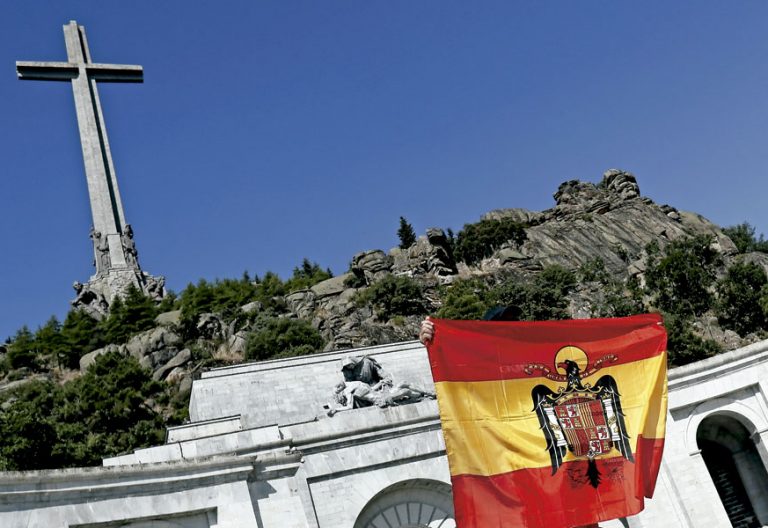 Una bandera en el Valle de los Caídos Franco