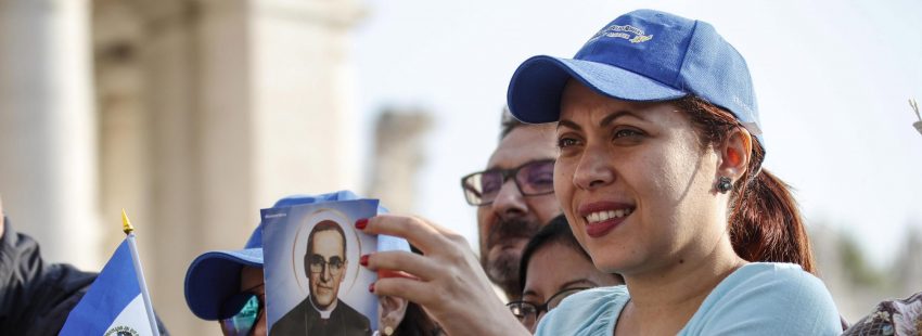 Una mujer, en la canonización de Óscar Romero/EFE