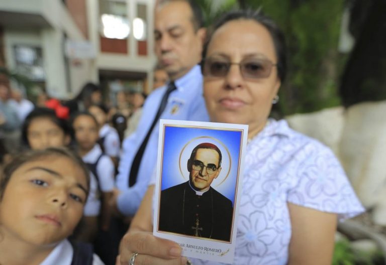 Una mujer, en un homenaje a Óscar Romero/EFE