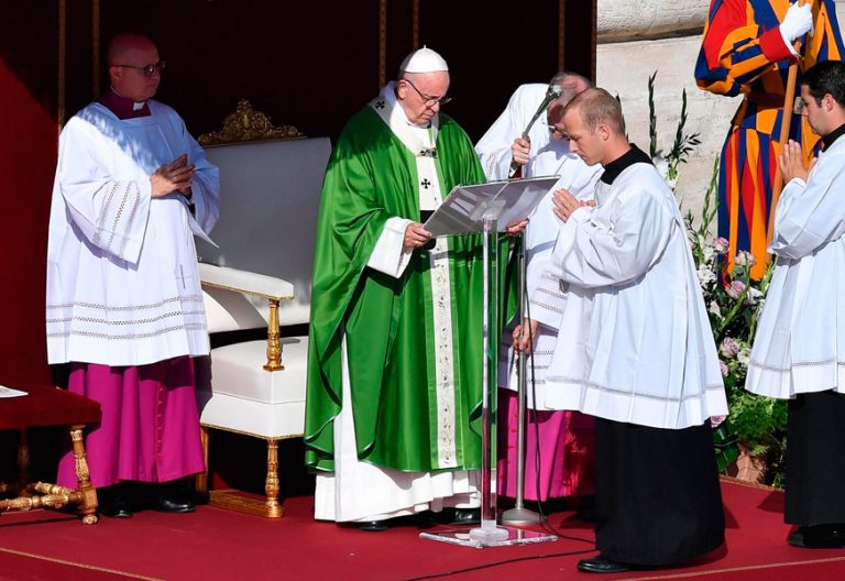 El papa Francisco, en la misa de apertura del Sínodo de los Jóvenes