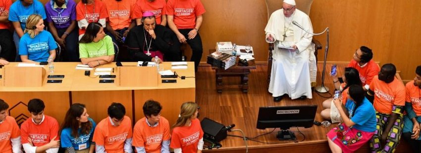 El papa Francisco con jóvenes en la presentación del libro de Antonio Spadaro