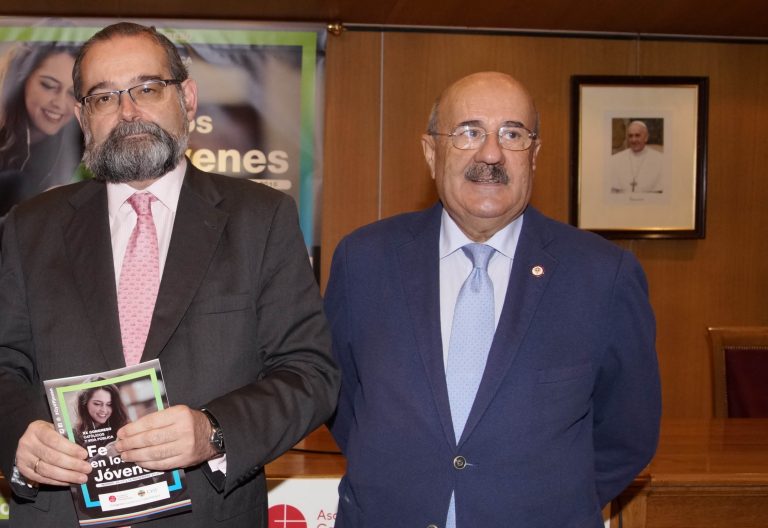 Alfonso Bullón de Mendoza (izda.), presidente de la ACdP, con Rafael Ortega, director del Congreso Católicos y VIda Pública en la presnetación de este, en noviembre de 2018
