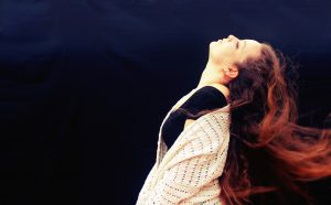 fotografí de la exposición negro morado casi blanco