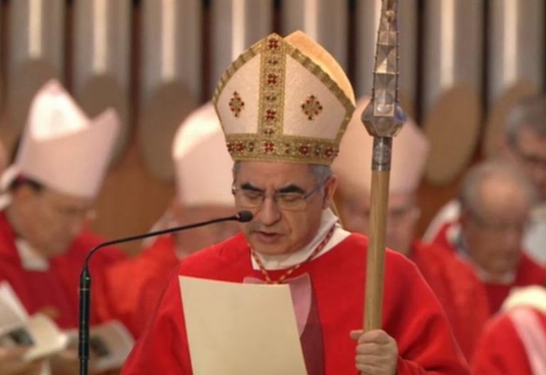 Angelo Becciu preside la misa de beatificación de 16 mártires en la Sagrada Familia de Barcelona