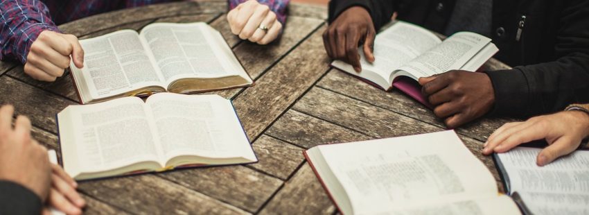 López Vergara: “También entre los libros anda el Señor”