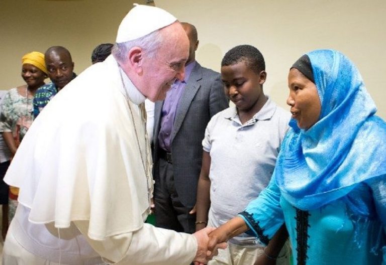 francisco con refugiados