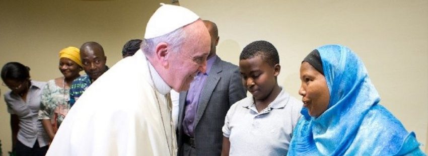 francisco con refugiados