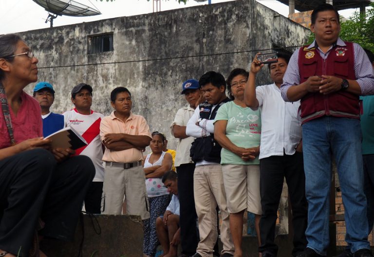 La hermana Lucero Guillén, defensoira de los derechos de los indígenas en la Amazonía peruana, en un encuentro con los habitantes de Puerto América en noviembre de 2018. Foto: José Lorenzo