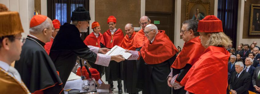 Julio Martínez, rector de la Universidad Pontificia Comillas, entrega el docto honoris causa a
